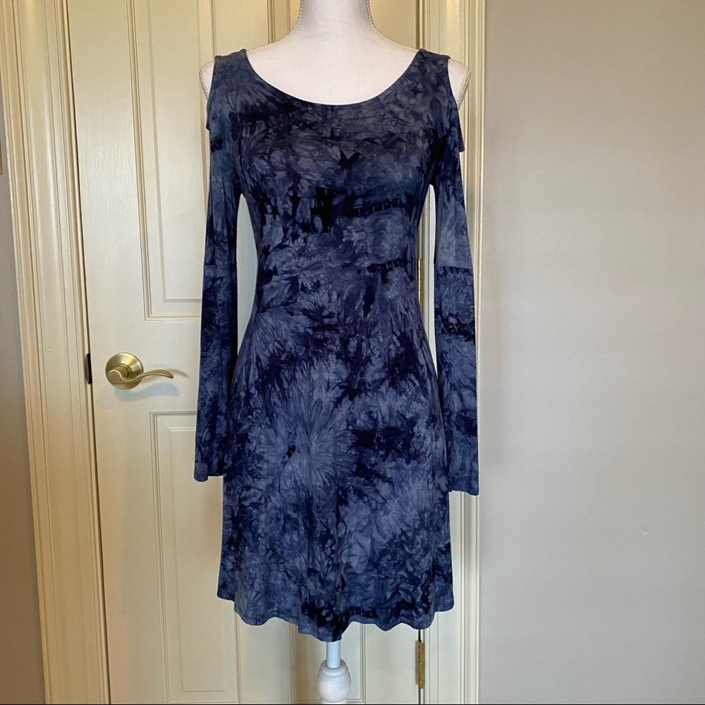 NWT Lily Rain cold shoulder dress